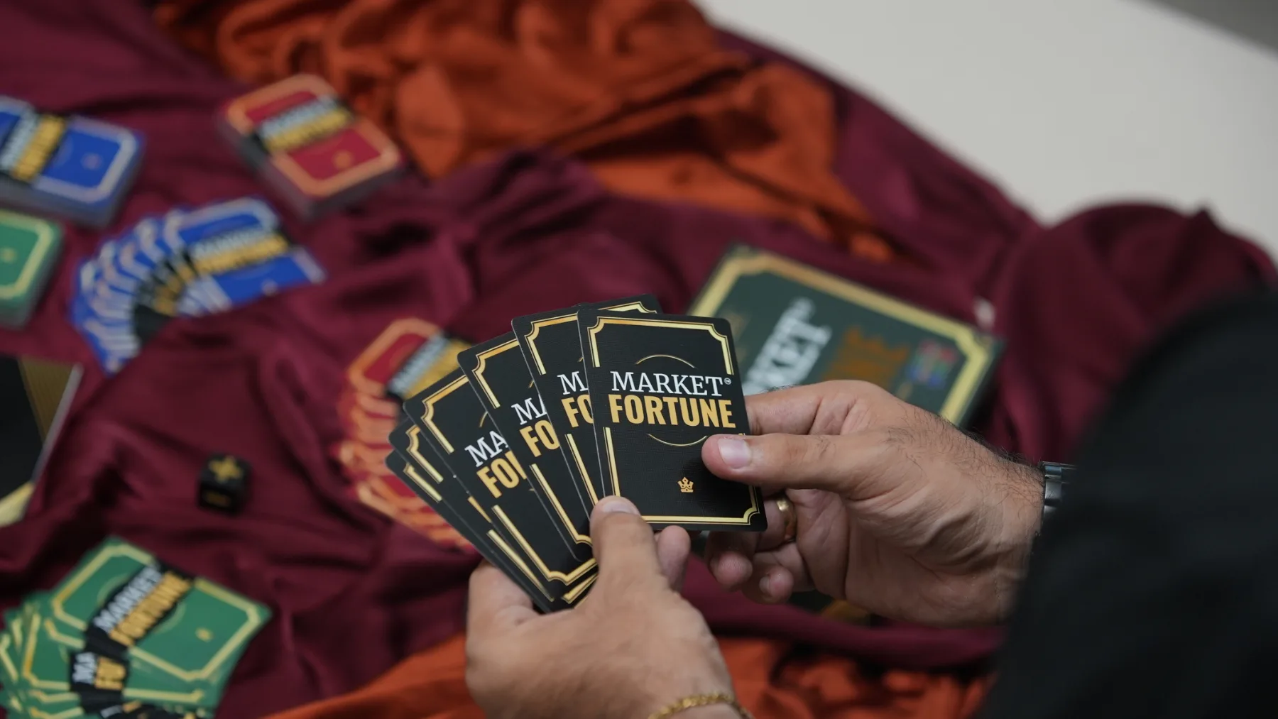 Una mano con el abanico de cartas