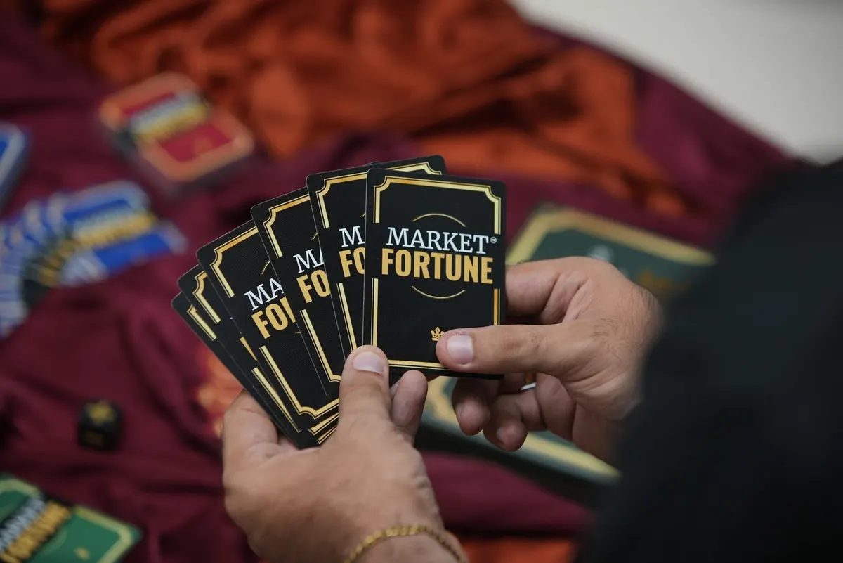 Una mano jugando Market Fortune