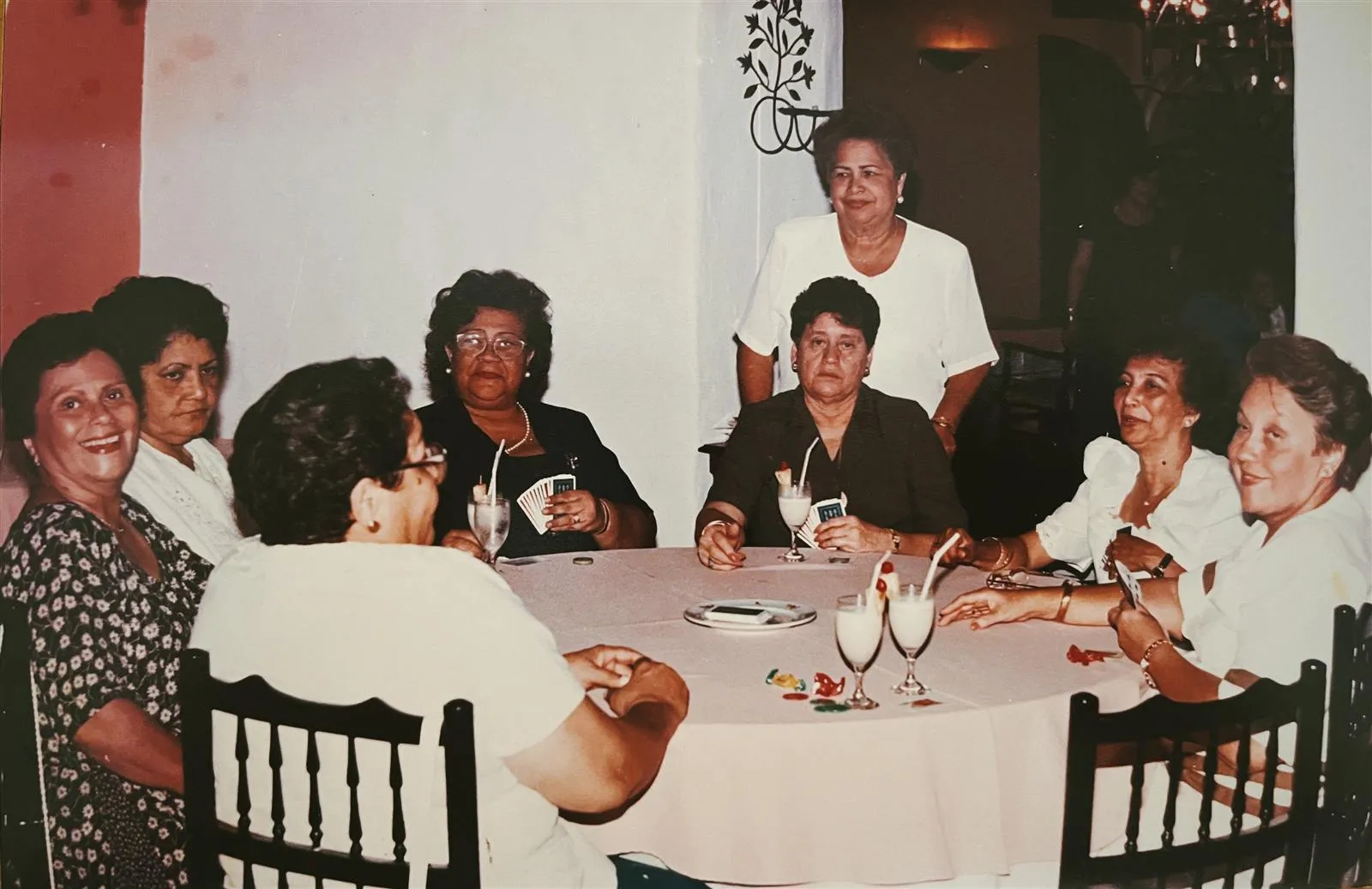 La abuela de David May Anaya jugando cartas con sus amigas en la mesa redonda