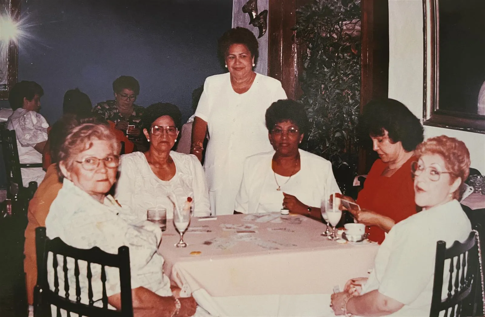 La mesa de cartas de la abuela con sus amigas
