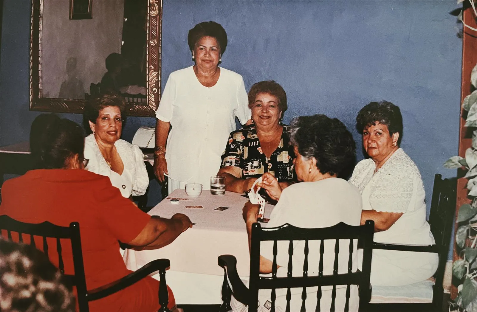 Las amigas de la abuela durante la partida de cartas